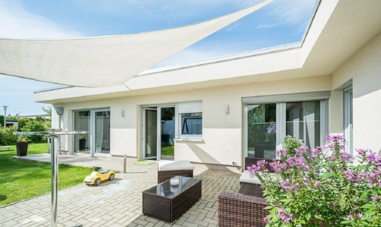 R�ckansicht S�dwest Terasse Korschenbroich Bungalow **KERNSANIERTER BUNGALOW IN KORSCHENBROICH IN GUTE H�NDE ABZUGEBEN**