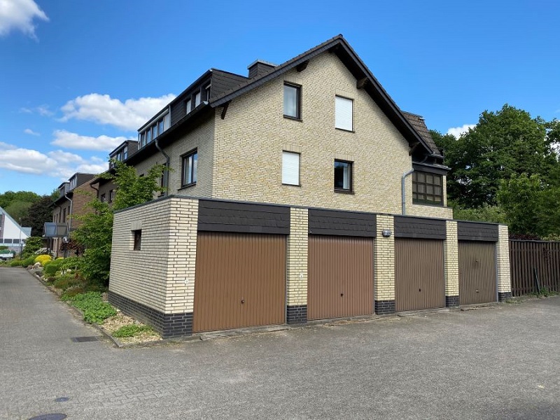 IMG 2789 Seitenansicht mit Garagen Mehrfamilienhaus M�nchengladbach