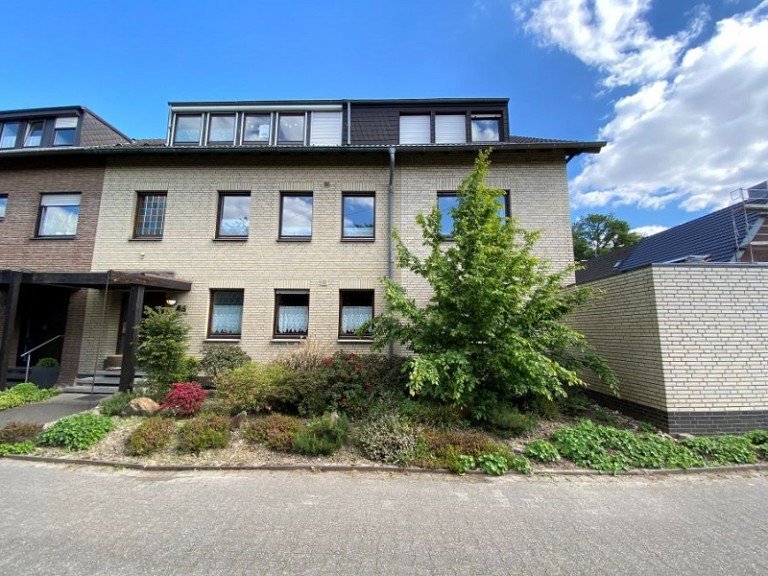 IMG 2791Vorderfront M�nchengladbach Mehrfamilienhaus DREIFAMILIENHAUS IM HERZEN VON M�NCHENGLADBACH - NEUWERK