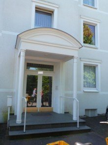Hauseingang Die bessere Alternative - Kaufen statt Mieten - Gepflegte 4-Zimmer - Wohnung mit sch�nem Balkon