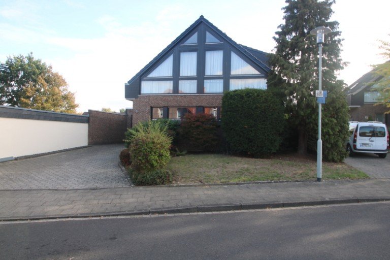 Ansicht Stra�e M�nchengladbach Einfamilienhaus ++GEPFLEGTES EINFAMILIENHAUS ...RUHIGE LAGE ...GROSSER GARTEN