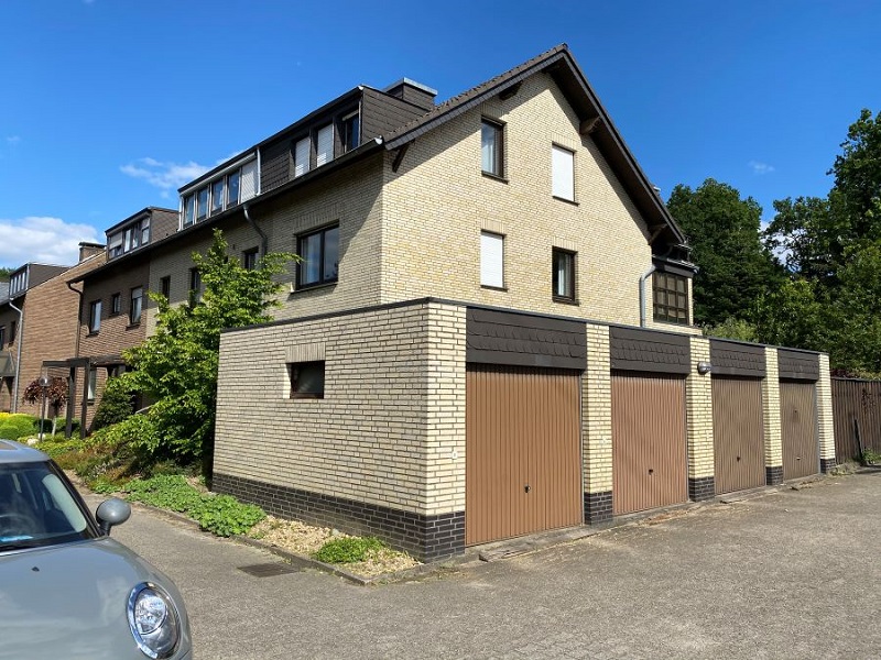 IMG 2799 Seitenansicht Mehrfamilienhaus M�nchengladbach